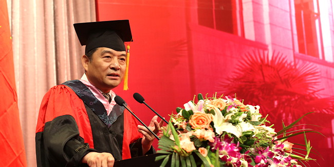 丁钢教授作为导师代表在2013届博士研究生毕业典礼上发言